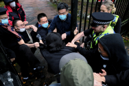 영국서 反시진핑 시위 벌이다..中영사관으로 끌려가 구타 당해