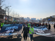 '이태원 참사' 유가족, 거리행진하다 서울광장에 분향소 기습 설치