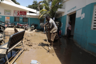 머나먼 '아이티의 봄'..홍수에 지진까지 