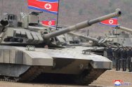 북한 신형 탱크 공개..김정은 직접 운전하며 