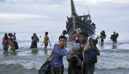 '미얀마 난민' 50여명 태운 목선 전복..6명 구조