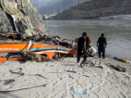 파키스탄 산악 도로 달리던 버스 추락…20명 숨져