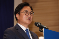 국회의장 후보에 우원식 선출 '이변'..이재명 