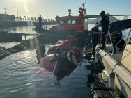 바다로 돌진한 SUV..어구 잡고 있던 20대 운전자 구조