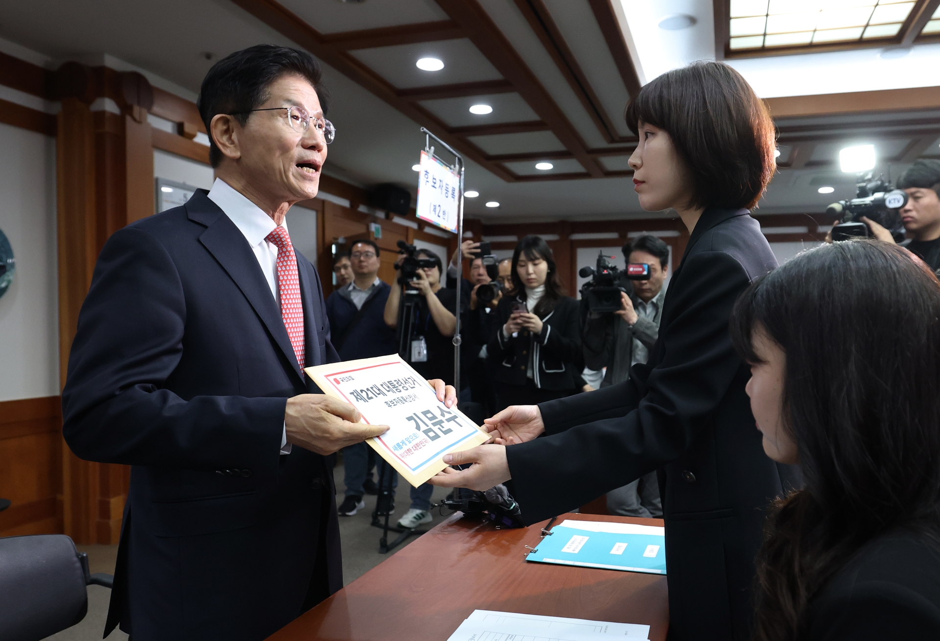 김문수, 선관위 후보등록..한덕수 "선거 승리 도울 것"