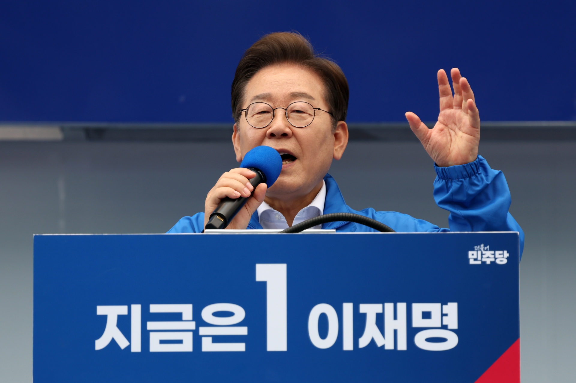 이재명 "尹 탈당, '나가주십쇼' 하니 '잠깐 나가있겠다'..정치적 전술"