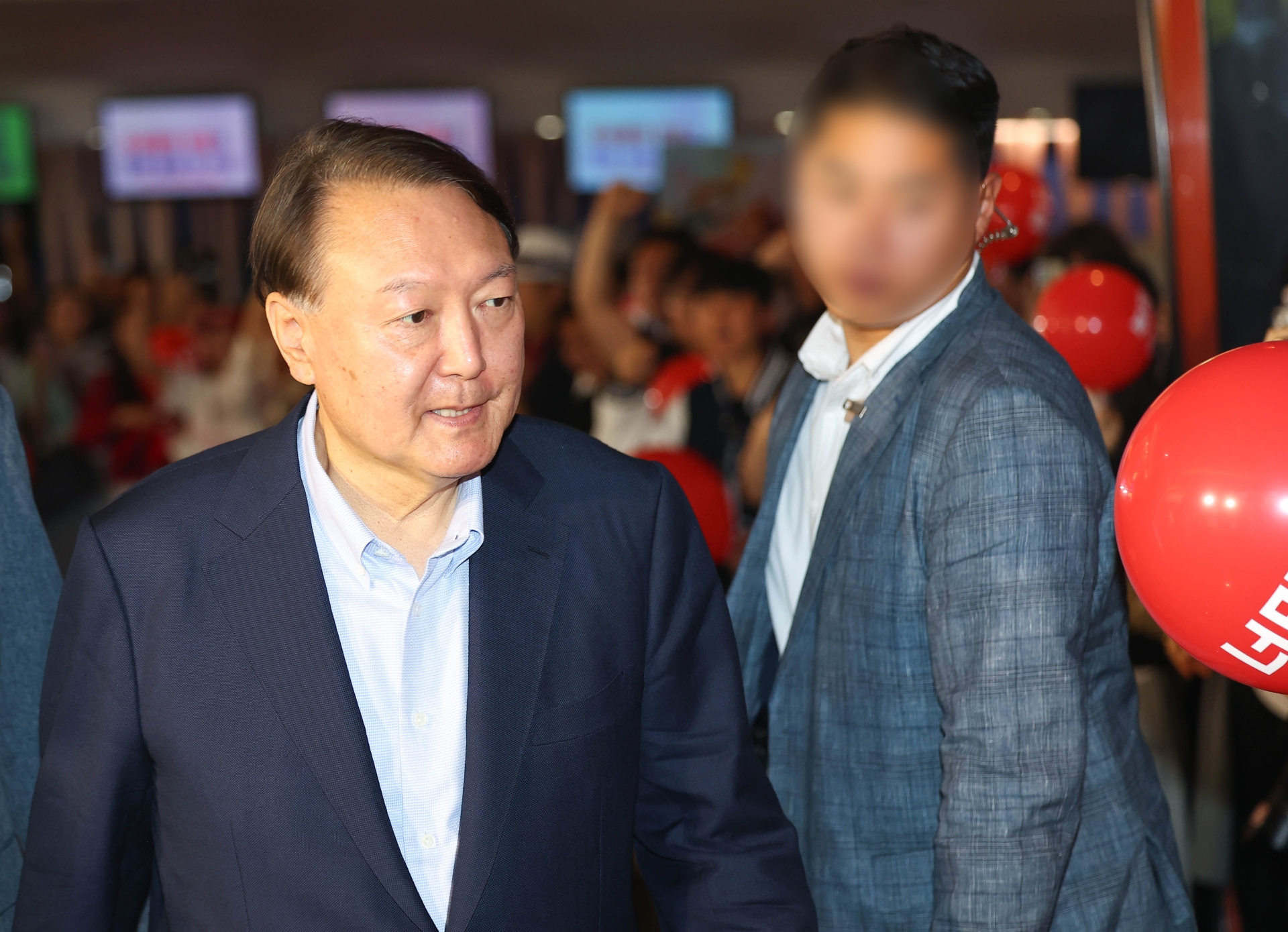 尹, '부정선거론' 영화 시사회 참석..파면 후 첫 공개 행보