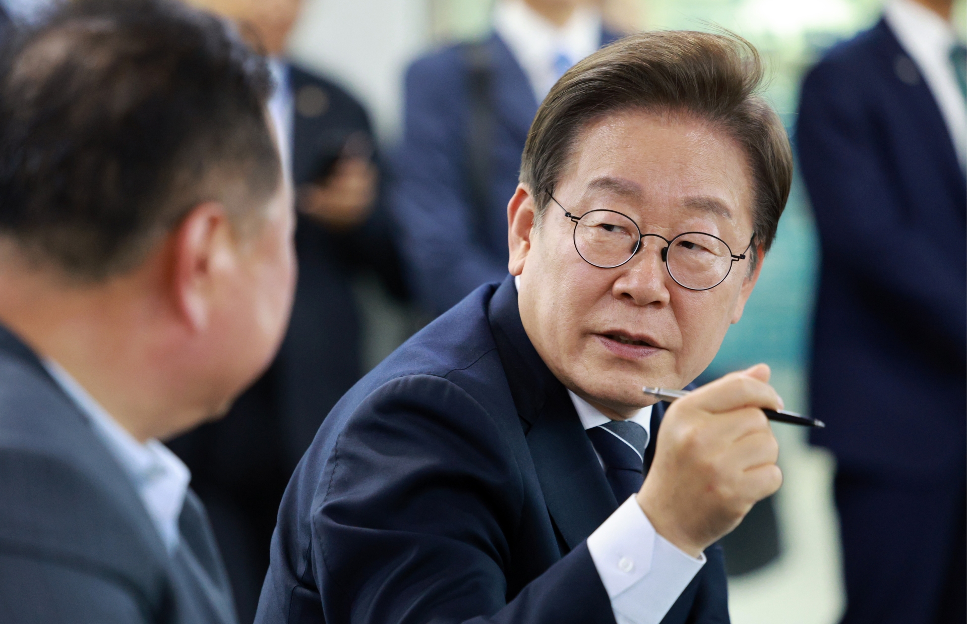李대통령 "불법 대북 전단 살포..한반도 군사적 긴장감 고조시킬 수 있어"