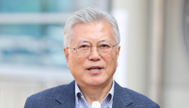 법원, 文 전 대통령 뇌물수수 재판 이송 신청 불허