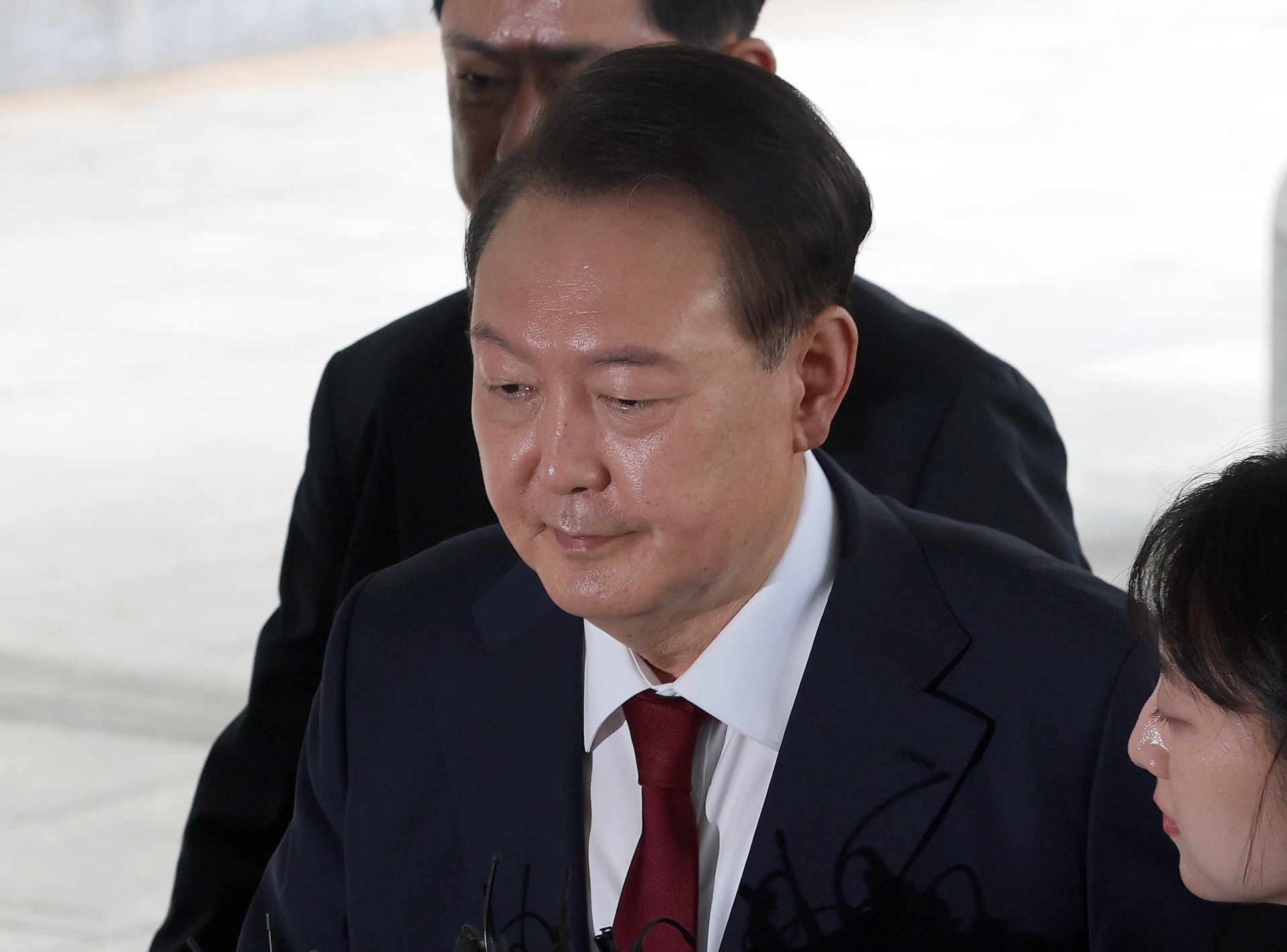 특검 청사 포토라인 선 윤석열 전 대통령..정면 응시한 채 '묵묵부답'