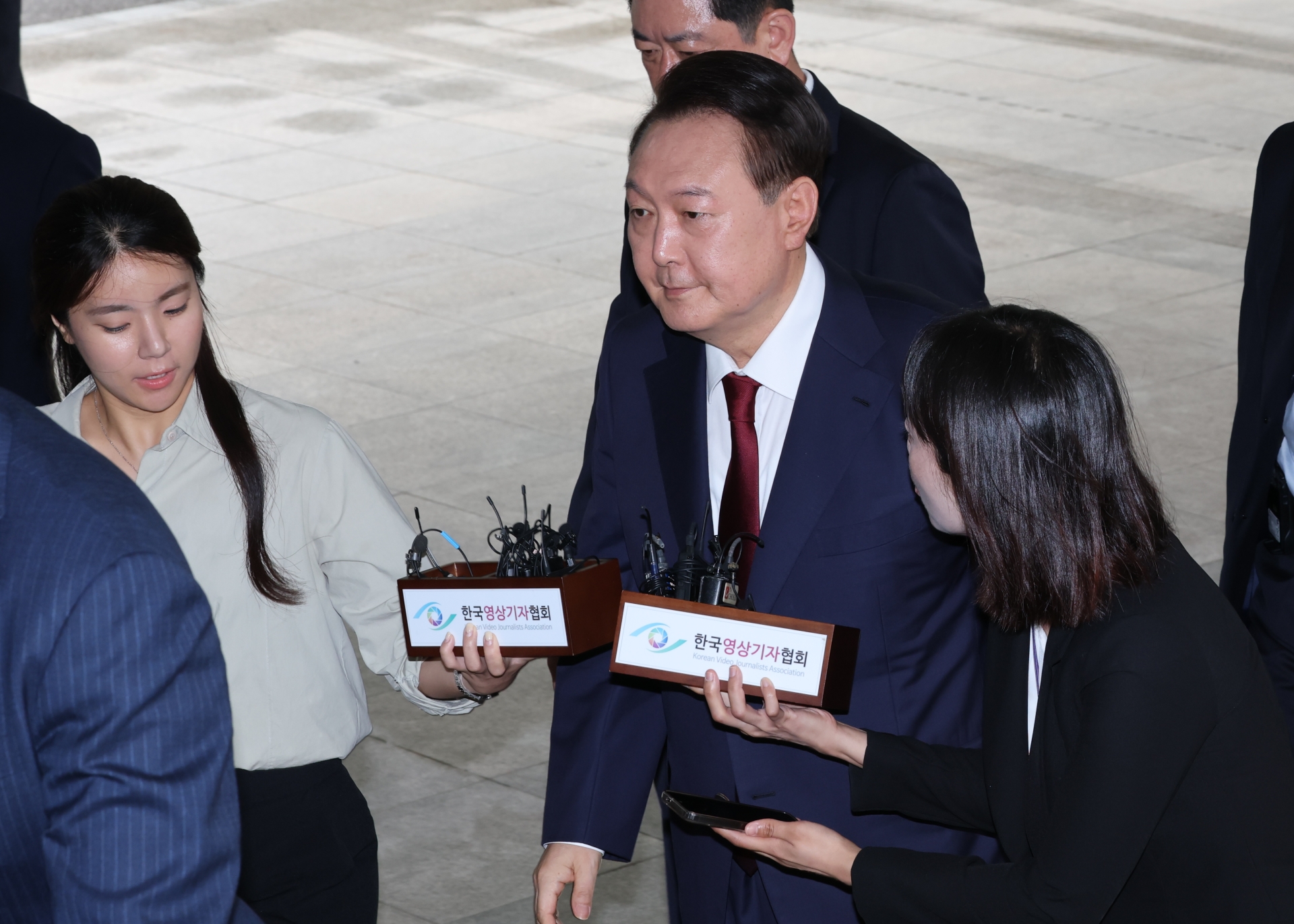 특검 "尹, 오후 조사 사실상 거부..변호인단이 허위 사실로 수사 방해"
