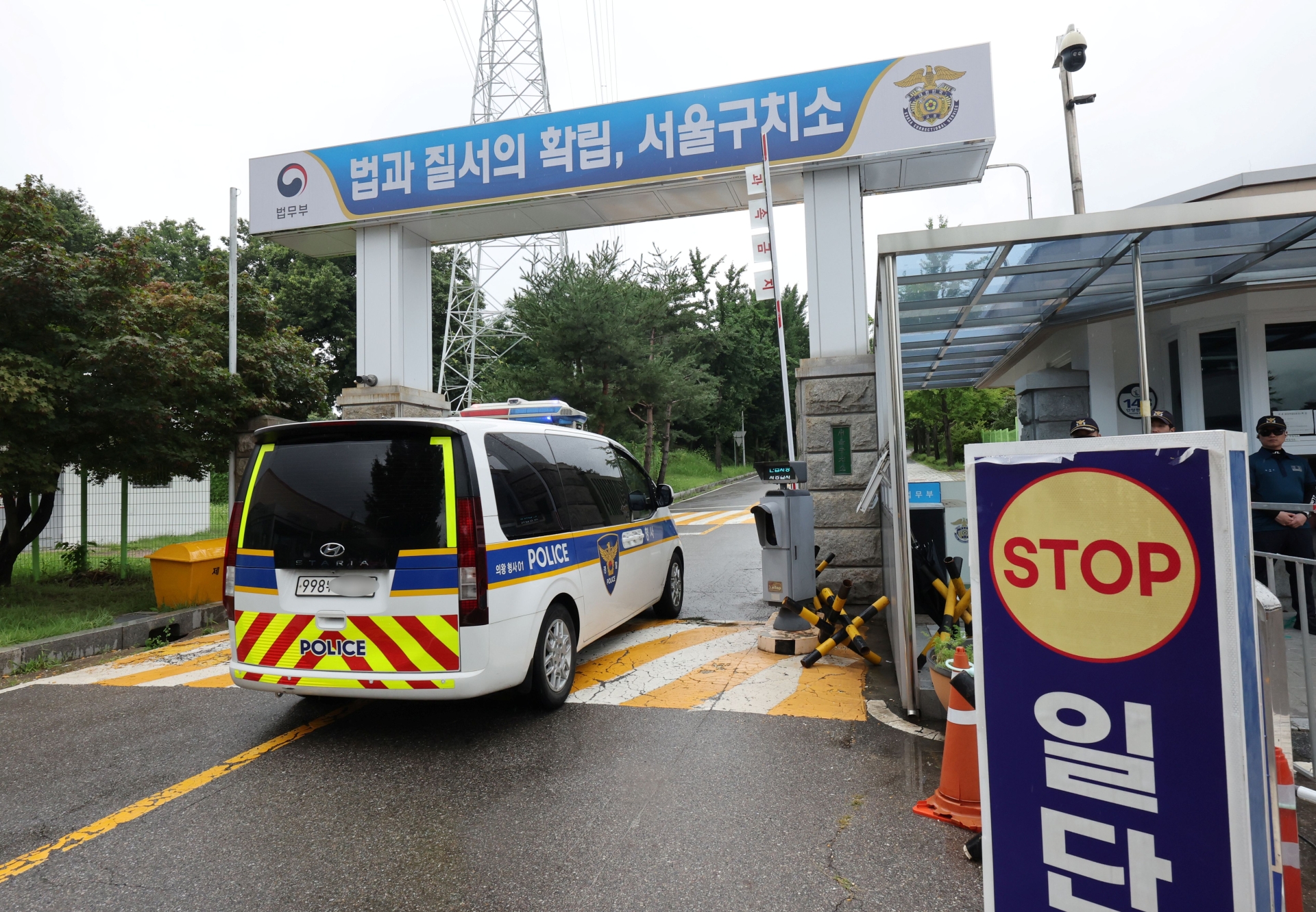 내란특검, 尹 3차 강제구인 시도 "2시까지 조사실로 데려오라"