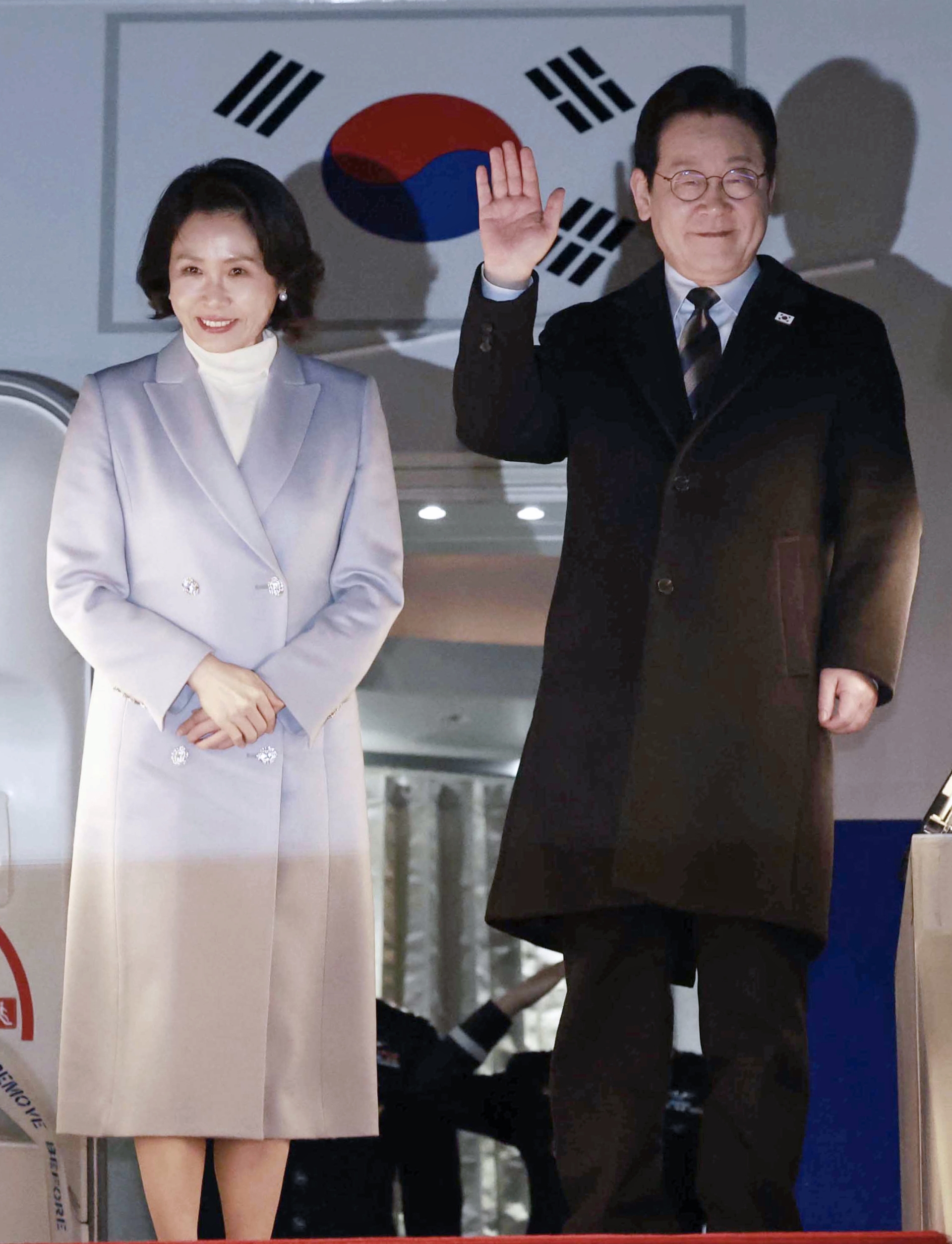 李대통령 3박 4일 방중 마치고 귀국..."많은 진전 있어"