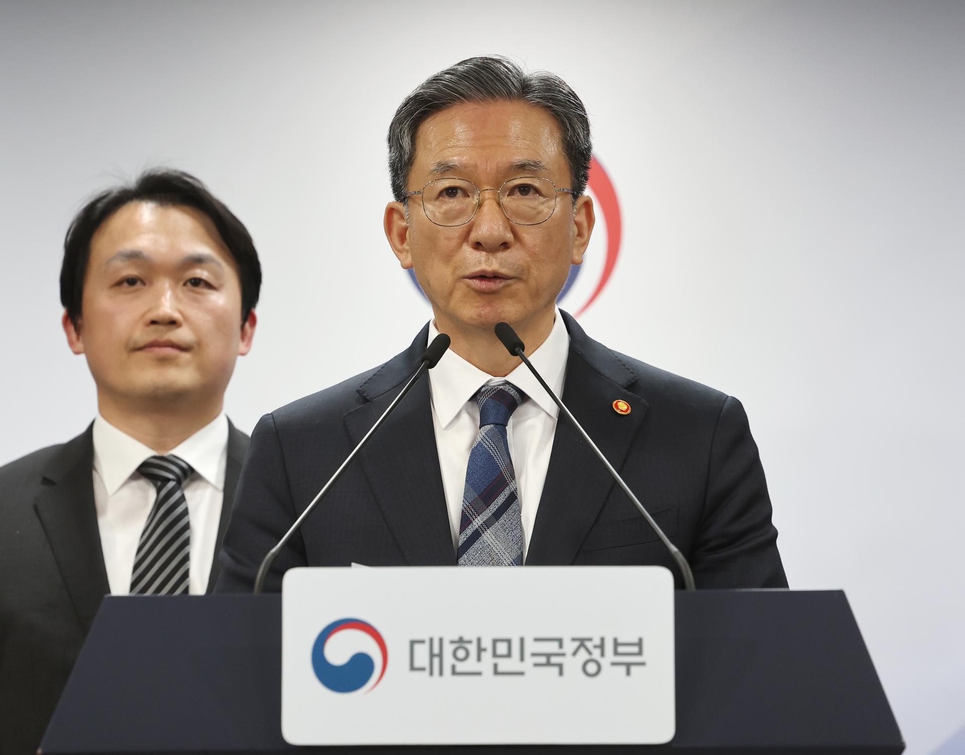 정부, 론스타 이어 엘리엇 상대 배상취소 승소...다시 중재절차 환송