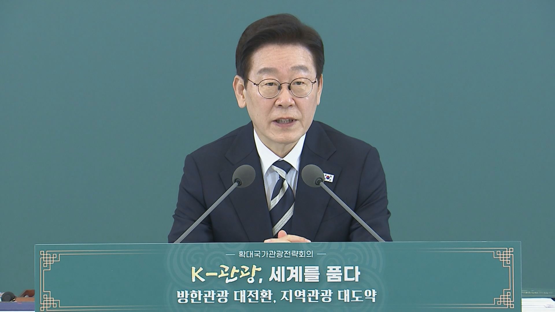 이재명 "무안공항 다시 열어라"...광주공항 임시 국제선 재점화