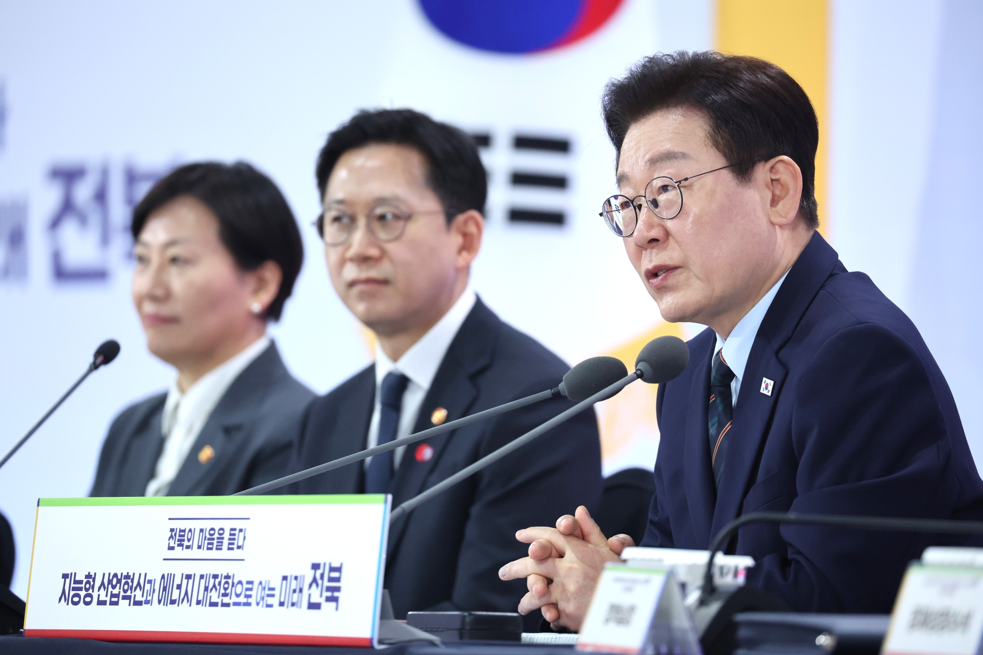 李대통령 "개 눈에는 뭐만 보인다"...시세차익 보도에 "악의적"