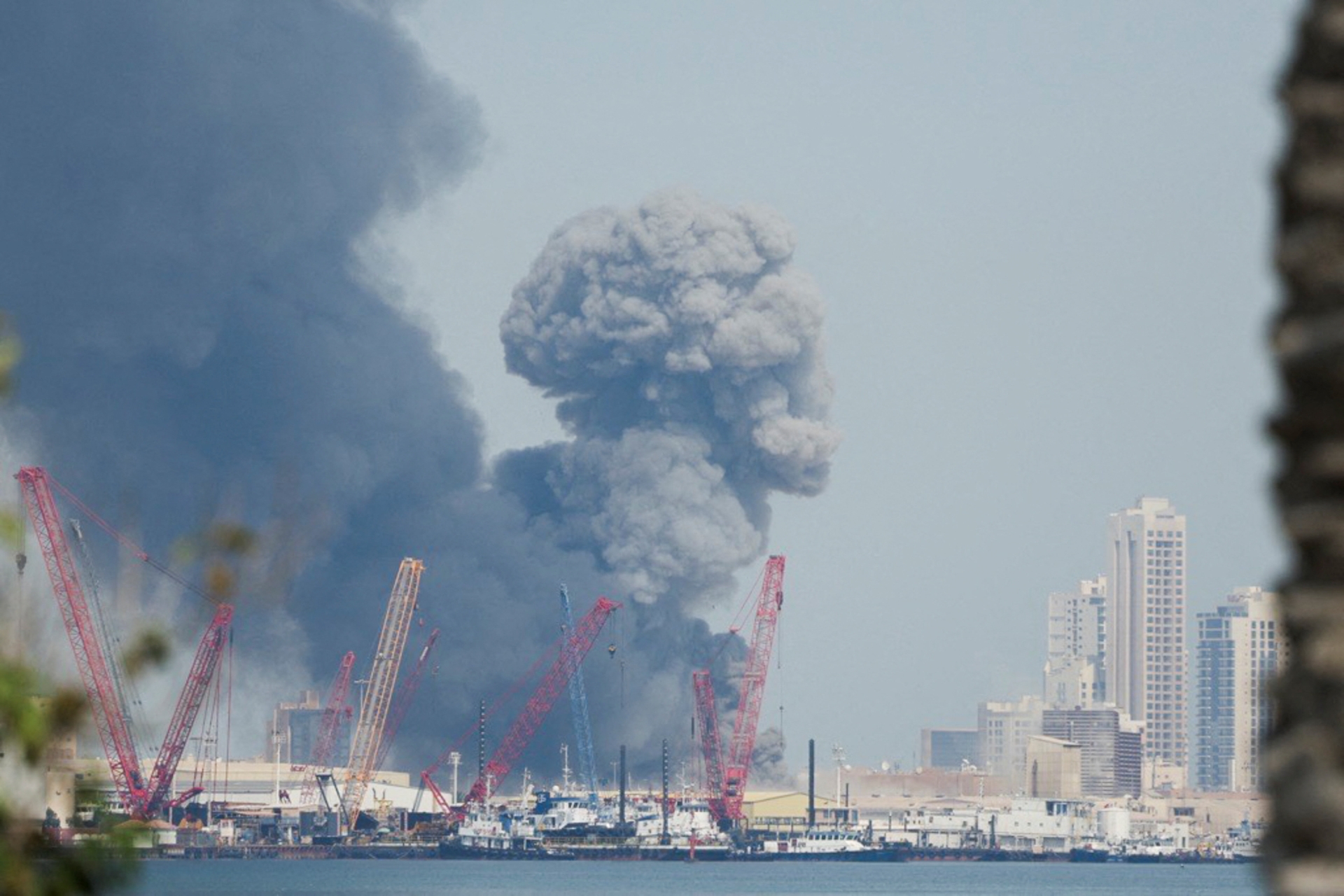 '즉각 반격' 이란, 美 주둔 기지·이스라엘에 미사일·드론 발사