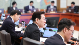 李 대통령 "취약 계층 지원 등 위해 조기 추경 해야 할 상황"...조기 추경 '공식화'