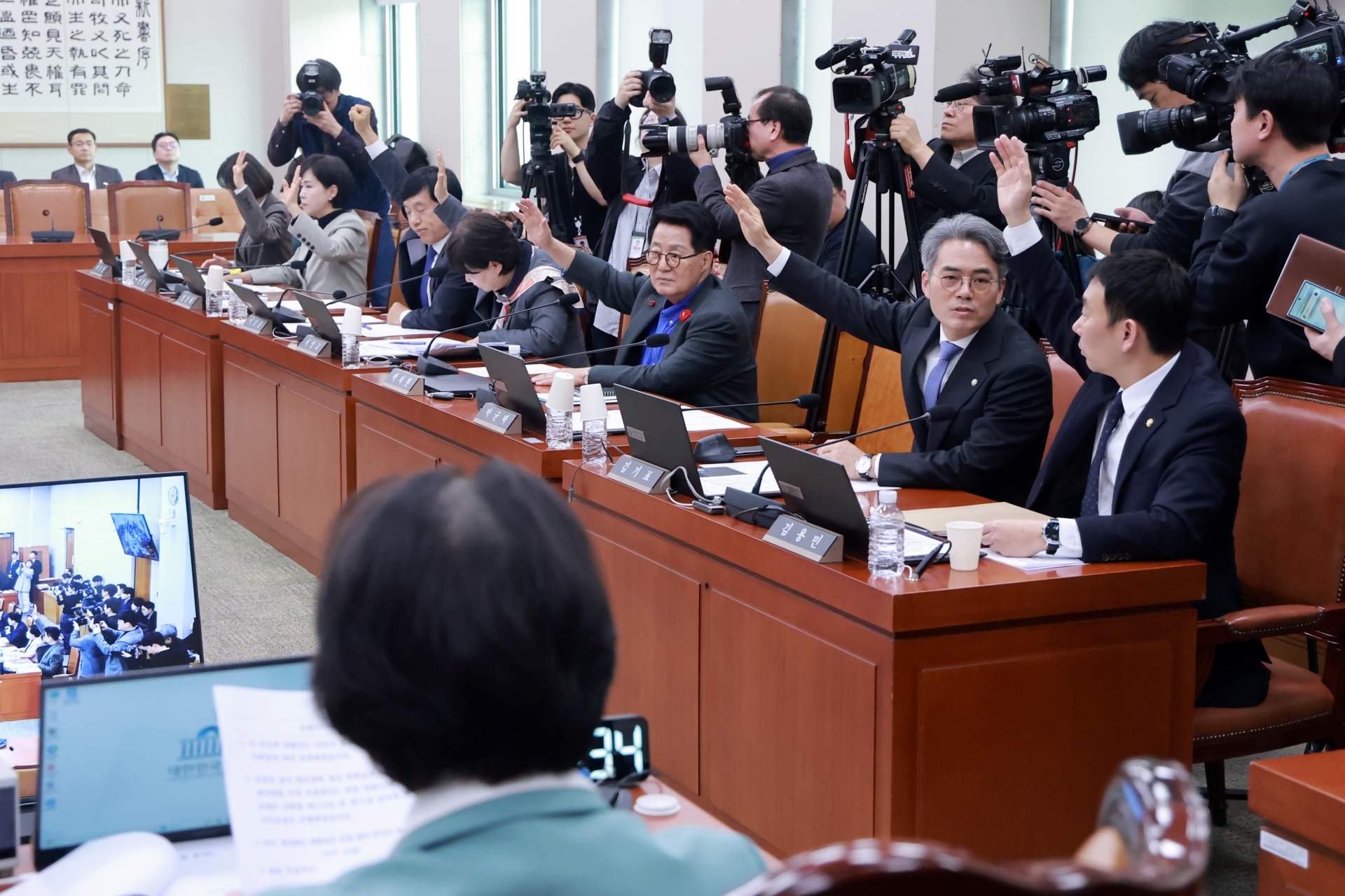 '검찰 폐지' 중수청·공소청법 법사위 통과...내일 본회의 상정